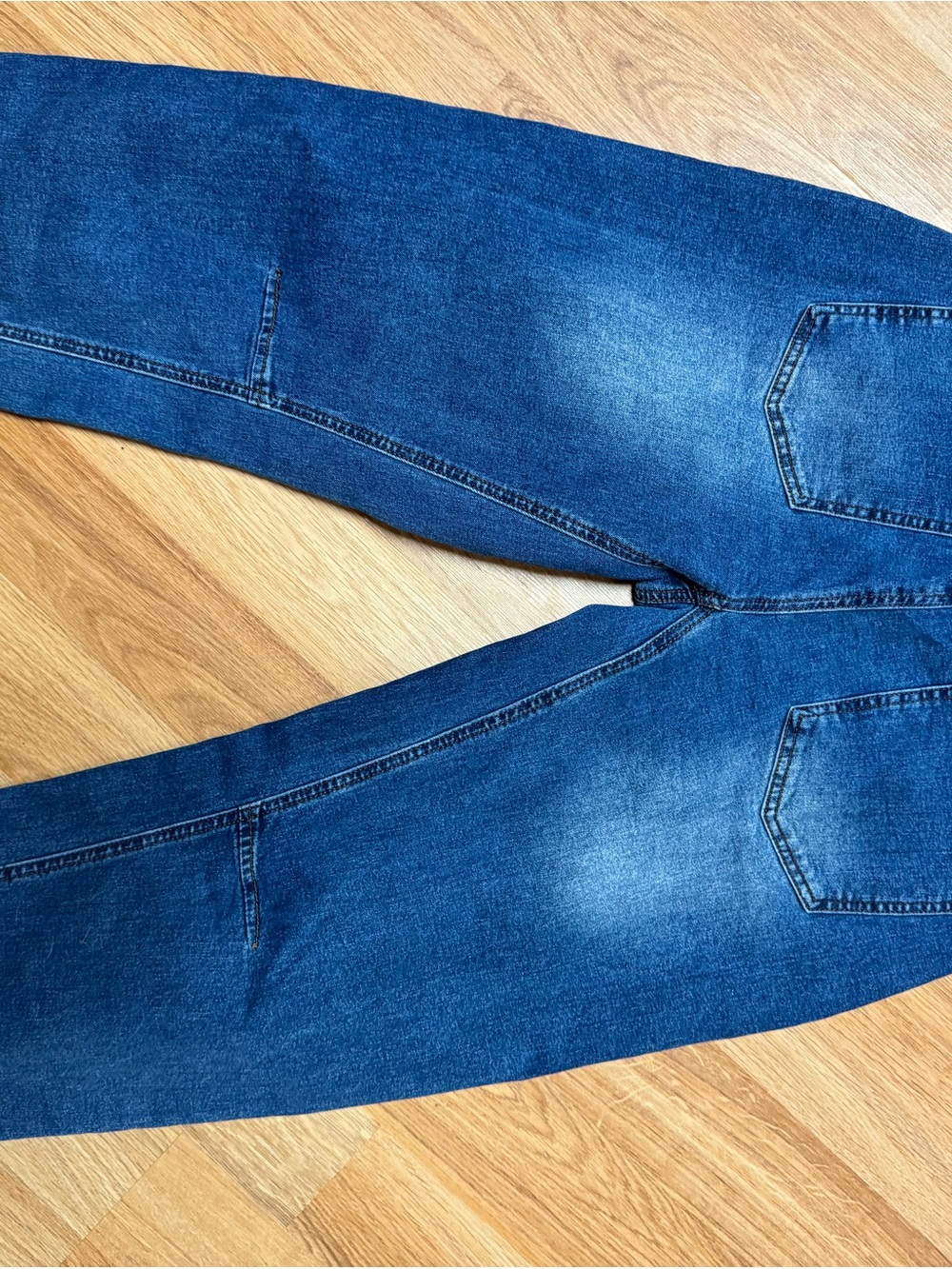 Relaxed barrel Jeans in Dark Blue with Patch Pockets - Picture 2 of 6